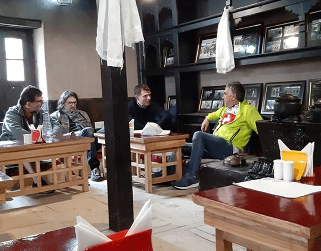 ২০১৬ সালে তিনি এই আলচিতেই ঘরের সঙ্গে রেস্তোরাঁ চালু করেন। লাদাখ খুব জনপ্রিয় পর্যটনস্থল হলেও, এখানে বেশির ভাগ রেস্তোরাঁয় লাদাখি খাবার হিসাবে মোমোই বেশি তৈরি হয়। নানা ধরনের মোমোর সম্ভার রয়েছে রেস্তোরাঁগুলিতে। কিন্তু লাদাখের মানুষের ঐতিহ্যের সঙ্গে জড়িয়ে রয়েছে যে সব খাবার, সেগুলো প্রায় কোনও রেস্তোরাঁতেই ছিল না।