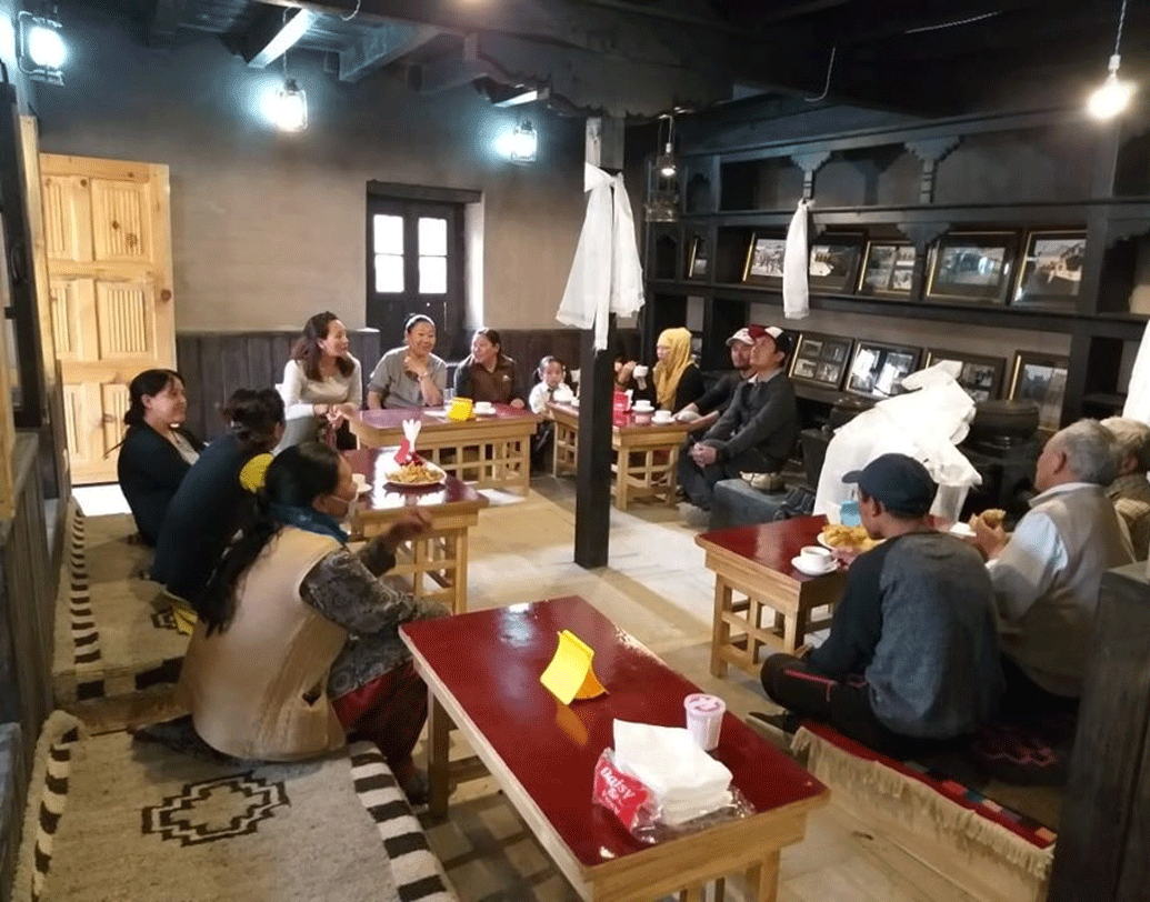 নিলজার ‘আলচি কিচেন’ সেই সব ঐতিহ্যবাহী খাবার পরিবেশন করতে শুরু করে। তার সঙ্গে তিনি মিশিয়ে দেন আধুনিকতার ছোঁয়া। ‘আলচি কিচেন’ এতটাই জনপ্রিয় হয়ে ওঠে যে, এক বছরের মধ্যেই প্রতিদিন ১০০ থেকে ১৫০ পর্যটক আসতে শুরু করেন।