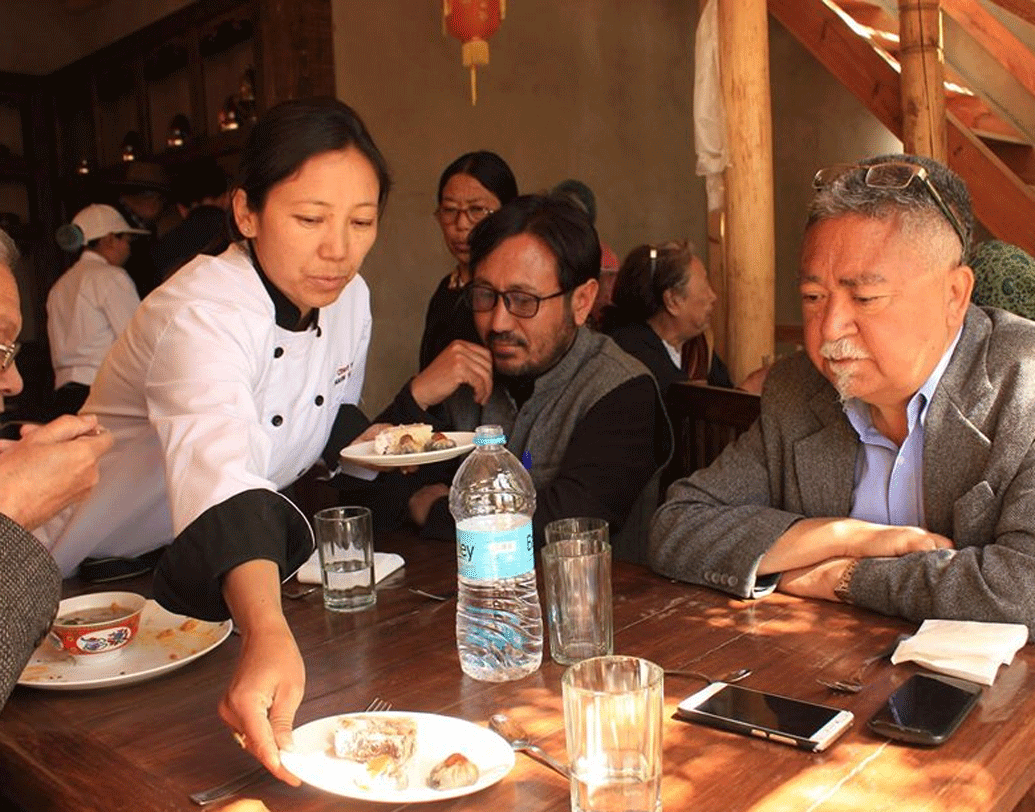 এমনকি স্থানীয় বহু মানুষও ওই রেস্তোরাঁয় এসে লাদাখি খাবার উপভোগ করতে শুরু করেন।