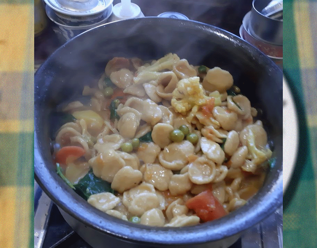 পাস্তার মতো লাদাখি খাবার ছুটাগি। লাদাখি সস দিয়ে পরিবেশন করা হয় এটি। এমন নানা রকমের লাদাখের ঐতিহ্যবাহী খাবারের সম্ভার এই ‘আলচি কিচেন’।