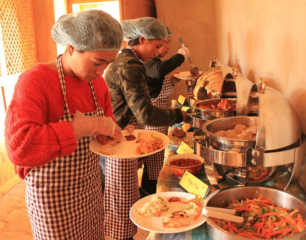 খাবারের মান বজায় রাখতে নিজে দাঁড়িয়ে থেকে সমস্ত রান্না করান তিনি। স্থানীয় দুই গরিব শিশুর দেখভালের সমস্ত দায়িত্ব নিজের কাঁধে তুলে নিয়েছেন নিলজা।