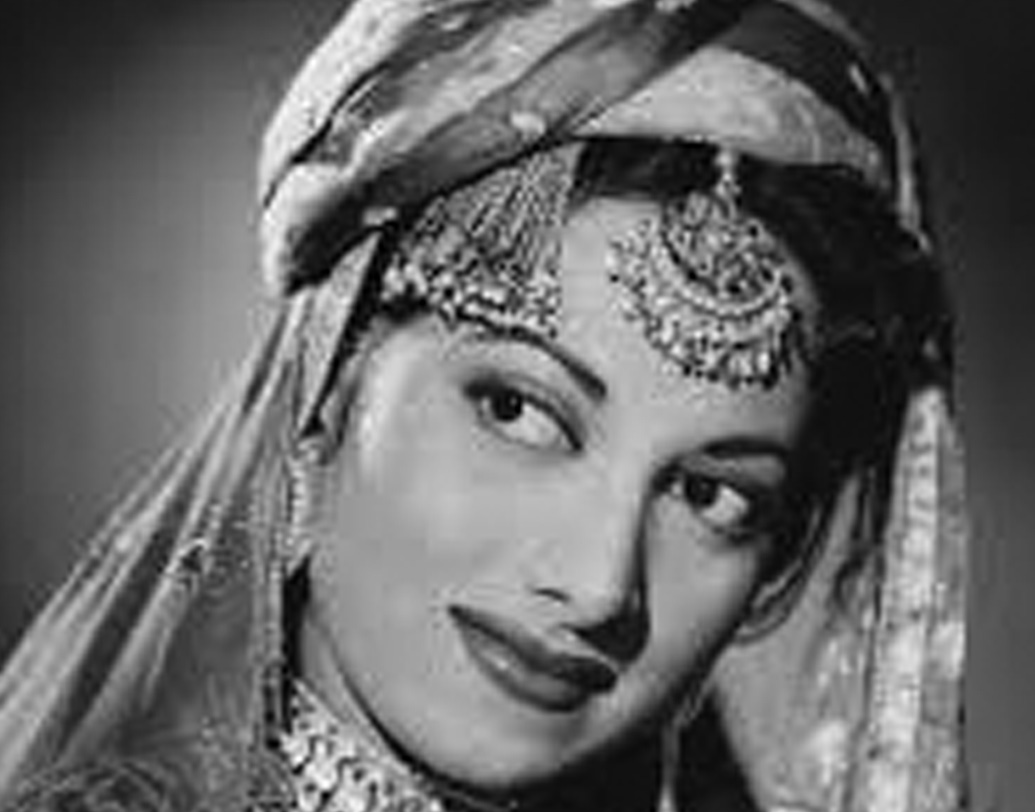 পরে এই ঘটনার জন্য বারবার ক্ষমা চান অনুতপ্ত দেব আনন্দ। পরের বছর সুরাইয়াকে হিরের আংটি দিয়ে প্রোপোজ করেন দেব আনন্দ। সেটি অনামিকায় পরেও ফেলেন সুরাইয়া। তবে সেই আংটি তাঁর দিদিমার নজর এড়ায়নি। এমনকি, তিনি যখন জানতে চান, সুরাইয়া সত্যি কথা-ই বলেন। ওই আংটি তাঁর হাত থেকে খুলে নিয়ে সমুদ্রে ছুড়ে ফেলে দেন বাদশা বেগম।