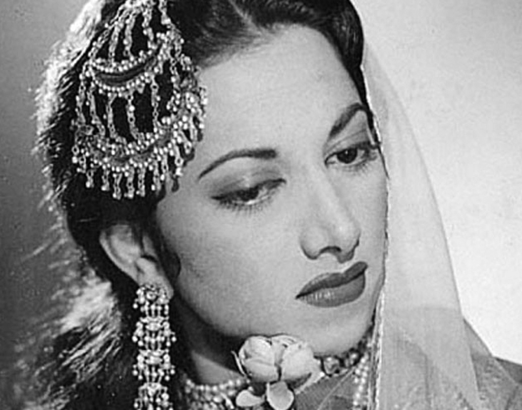 অভিযোগ, দেব আনন্দকে মেরে ফেলার হুমকি দিয়েছিলেন সুরাইয়ারা দিদিমা ও মামা। এরপর সুরাইয়া নিজেকে এই সম্পর্ক থেকে সরিয়ে নেবেন বলে স্থির করেন। তিনি চাননি, তাঁর জন্য দেব আনন্দের কোনও ক্ষতি হোক।