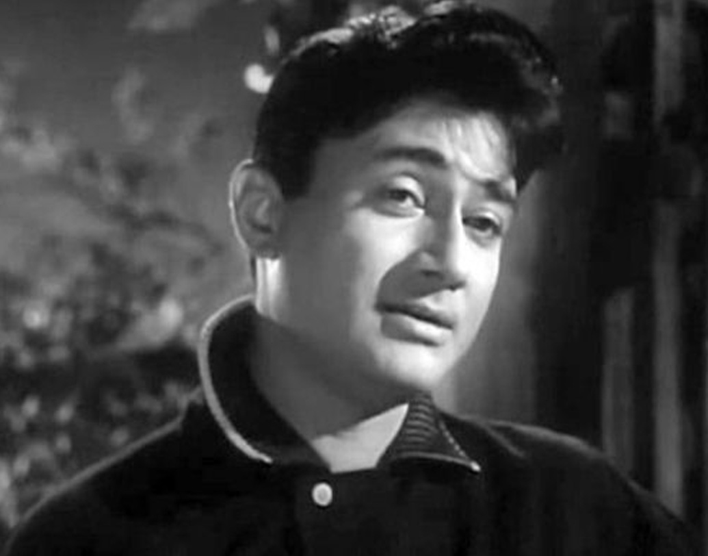 তবু দেব আনন্দ আসতেন তাঁর প্রেয়সীর সঙ্গে দেখা করতে। বাড়ির পিছনের সিঁড়ি দিয়ে উঠে সুরাইয়ার সঙ্গে দেখা করতেন বাড়ির ছাদে। সেখানেই তাঁদের শেষ দেখা হয়েছিল। বন্দোবস্ত করে দিয়েছিলেন সুরাইয়ার মা।