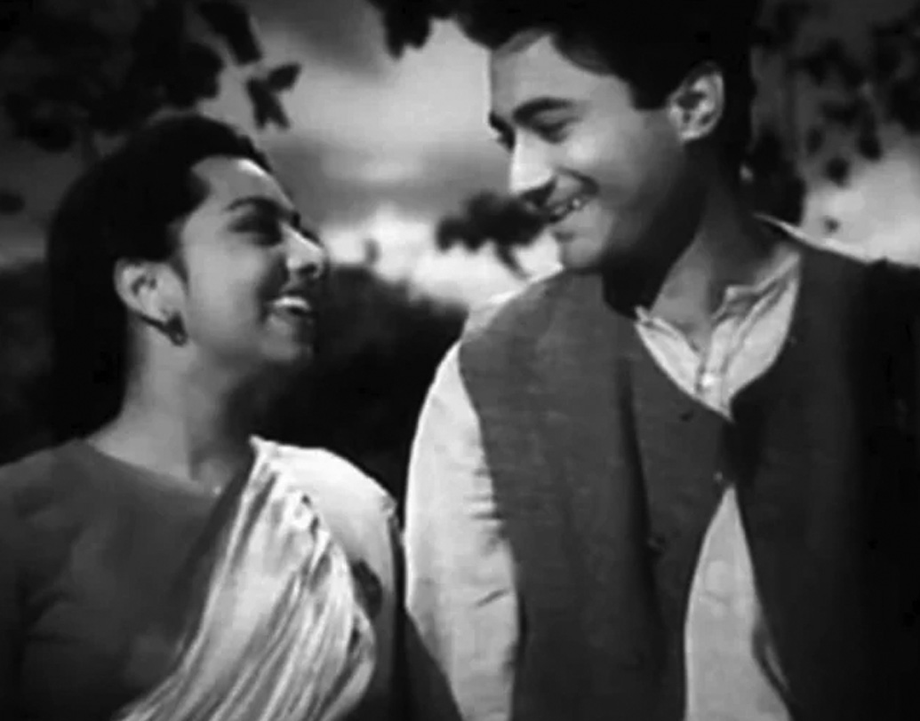 সেটাই ছিল দু’জনের শেষ সাক্ষাৎ। দু’জনেই ঠিক করেছিলেন আর দেখা করবেন না। শেষ হয়ে গিয়েছিলে দু’জনের চার বছরের সম্পর্ক। মানসিক ভাবে ভেঙে পড়া দেব আনন্দের পাশে দাঁড়িয়েছিলেন তাঁর দাদা চেতন আনন্দ। পরামর্শ দিয়েছিলেন সম্পর্ক থেকে বেরিয়ে এসে অভিনয়ে মনোনিবেশ করতে।