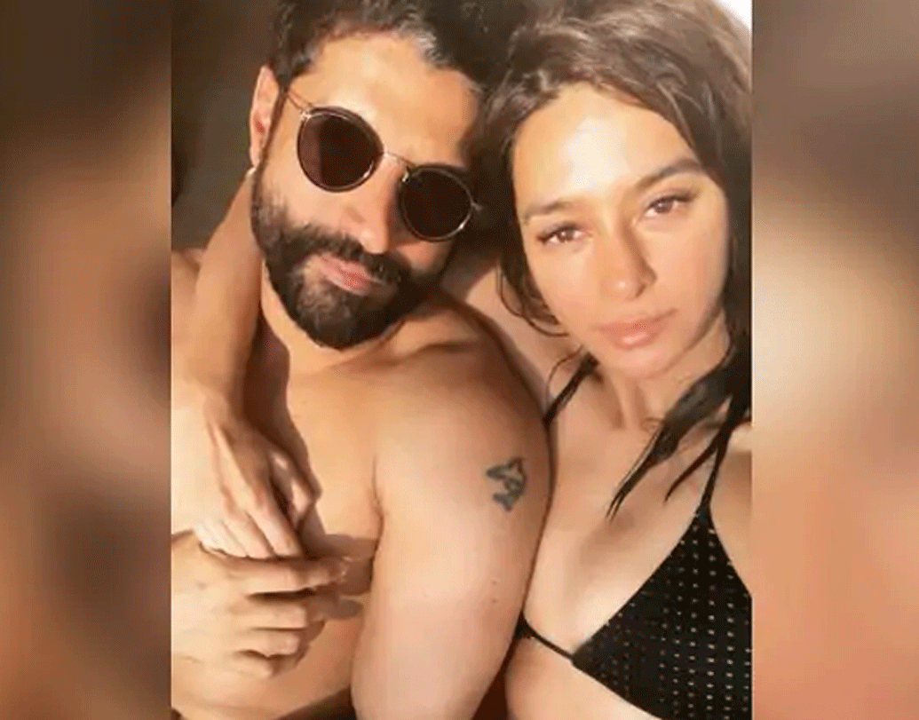 শিবানী দান্ডেকরর সঙ্গে সম্পর্কে রয়েছেন ফারহান আখতার। এই কাপল প্রায়ই সোশ্যাল মিডিয়ায় নিজেদের ছবি শেয়ার করেন। ইতিমধ্যেই বাগদান পর্ব সেরে ফেলেছেন এই যুগল। ২০১৬ সালে ১৬ বছরের প্রথম সম্পর্কে ইতি টানেন ফারহান। তারপর তাঁর জীবনে আসেন শিবানী।