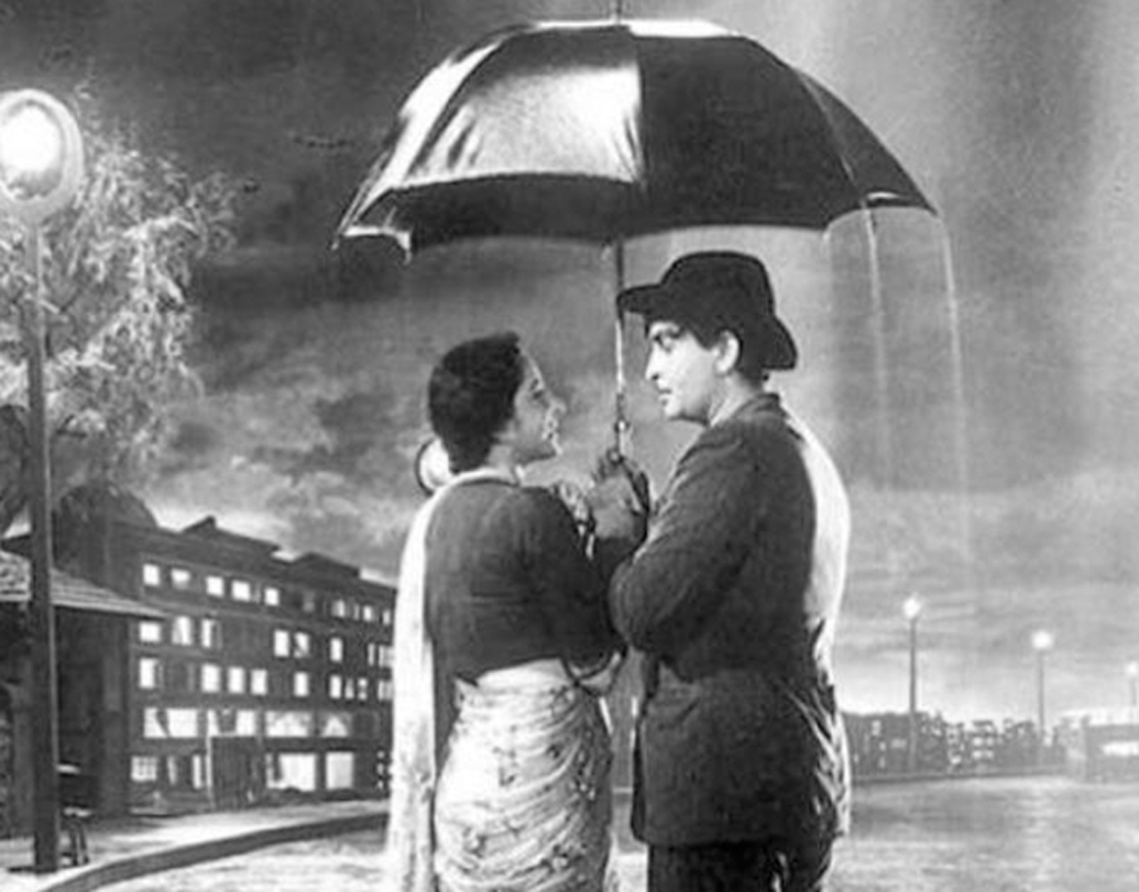 বলিউডের বিখ্যাত পরিচালক-অভিনেতা রাজ কপূরের সঙ্গে নার্গিসের সম্পর্ক নিয়ে আজও চর্চা হয় বি-টাউনের বিভিন্ন মহলে। চর্চায় কখনও উঠে আসে রাজ কপূর-বৈজয়ন্তীমালার সম্পর্কের কথাও। রাজ কপূর যে এক মহিলা সন্তুষ্ট থাকতে পারতেন না, তা নিজের আত্মজীবনী ‘খুল্লম খুল্লা’-তে ঋষি কপূর জানিয়েছেন।