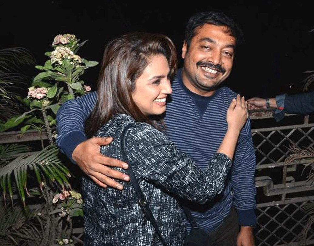 পরিচালক অনুরাগ কশ্যপ এবং কল্কি কেঁকলার সম্পর্ক জটিল হওয়ার পিছনে অভিনেত্রী হুমা কুরেশির অবদান রয়েছে, ইন্ডাস্ট্রিতে এমনই গুঞ্জন। তাঁদের ডিভোর্সের আগে থেকেই নাকি ক্রমশ হুমার ঘনিষ্ঠ হয়ে পড়েছিলেন অনুরাগ কশ্যপ। আর এই নিয়েই স্বামী-স্ত্রীর মধ্যে অশান্তি লেগে থাকত। তবে তাঁদের প্রেমের কথা কখনও অনুরাগ বা হুমা স্বীকার করেননি।