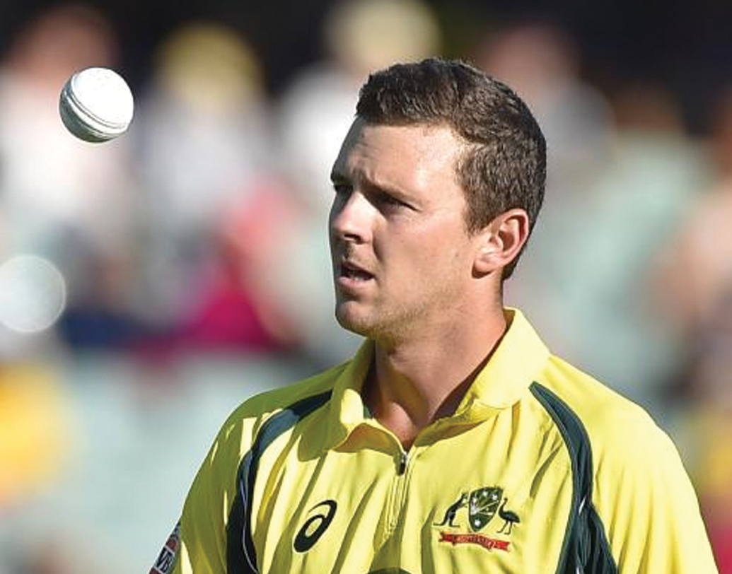 জশ হ্যাজলউড— ভরা ক্রিকেট মরসুমের জন্য ২০১৫ সালে মুম্বই ইন্ডিয়ান্স থেকে নিজেকে সরিয়ে নিয়েছিলেন হ্যাজলউড। এ বার তাঁর বেস প্রাইস ২ কোটি টাকা। আগামী বছরের আইপিএলে কোন দলের হয়ে খেলতে দেখা যাবে এই অজি পেসারকে, তা পরিষ্কার হয়ে যাবে ১৯ তারিখের নিলামে।