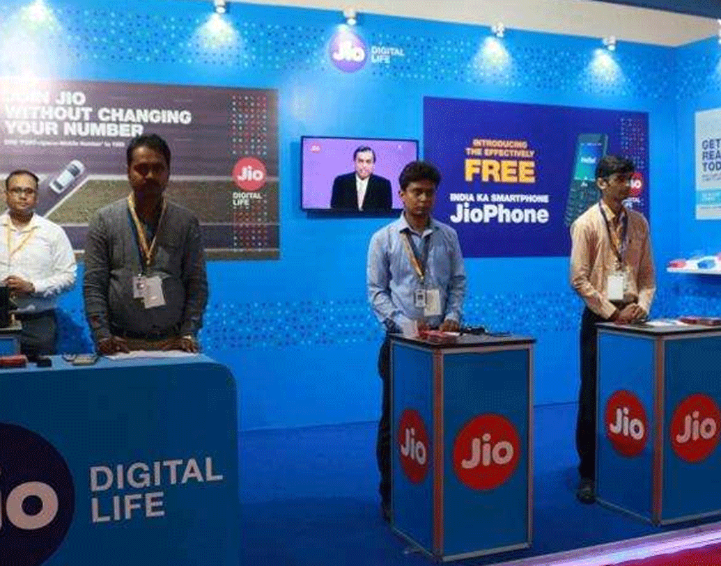 এতদিন জিয়োর সবচেয়ে সুবিধাজনক এবং সস্তার প্ল্যান ছিল ১৪৯ এবং ৩৯৯ টাকার রিচার্জ। দু’ক্ষেত্রেই প্রতিদিন দেড় জিবি ডেটার সুবিধা মিলত। প্রথম রিচার্জের ক্ষেত্রে ভ্যালিডিটি ২৪ দিন এবং দ্বিতীয় ক্ষেত্রে ৮৪ দিন ভ্যালিডিটি থাকত।