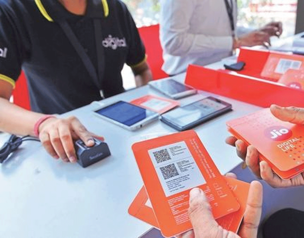 জিয়োর নতুন অল ইন ওয়ান প্ল্যানে একজন গ্রাহককে এ বার ১৯৯ টাকায় রিচার্জ করতে হবে প্রতিদিন দেড় জিবি ডেটার সুবিধা পেতে। সঙ্গে অন্য নেটওয়ার্কে ১০০০ মিনিট ফ্রি ভয়েস কল। ভ্যালিডিটি থাকবে ২৮ দিন। যাঁরা ৩৯৯ টাকার রিচার্জ করতেন, তাঁদের এ বার ৫৫৫ টাকার রিচার্জ করতে হবে ৮৪ দিনের জন্য এই সুবিধা পেতে। সঙ্গে অন্য নেটওয়ার্কে ৩০০০ মিনিট ফ্রি।