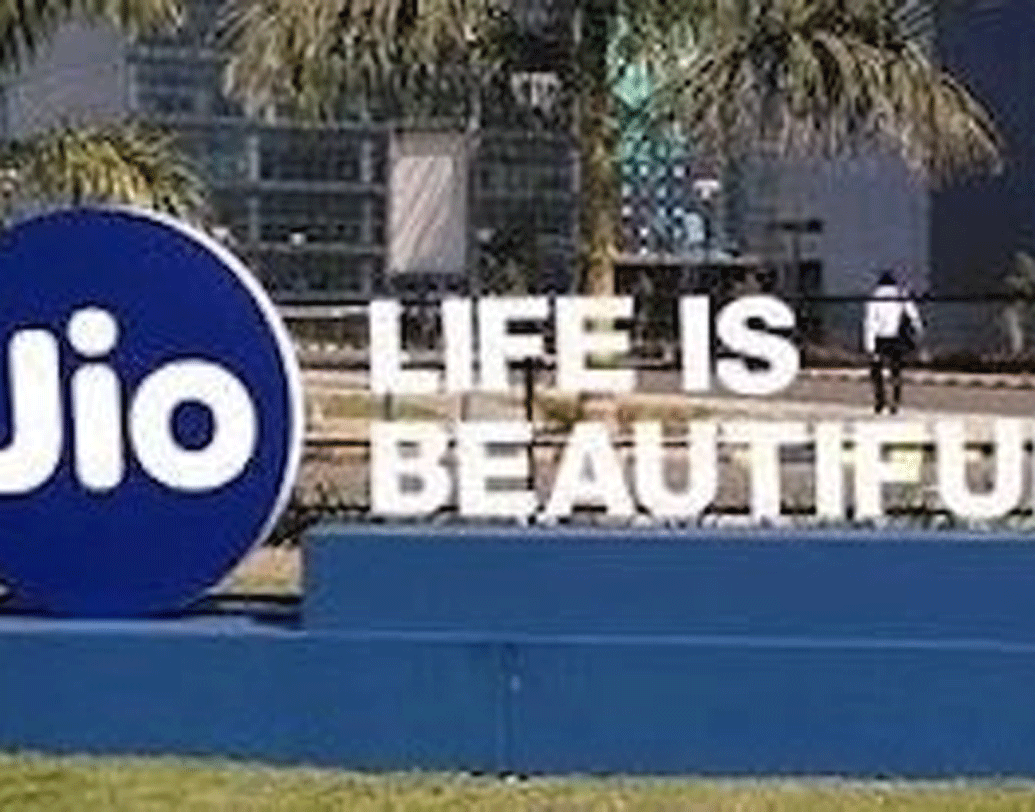 আর কী কী সুবিধা রয়েছে জিয়োর নয়া অল ইন ওয়ান প্ল্যানে? ২৮ দিনের ভ্যালিডিটিতে ১৯৯ টাকা ছাড়াও ২৪৯ টাকা দিয়ে রিচার্জ করলে মিলবে প্রতিদিন দুই জিবি ডেটা এবং ১০০০ মিনিট ফ্রি টকটাইম। ৩৪৯ টাকার রিচার্জে মিলবে প্রতিদিন ৩ জিবি ডেটা এবং ১০০০ মিনিট ফ্রি টকটাইম।