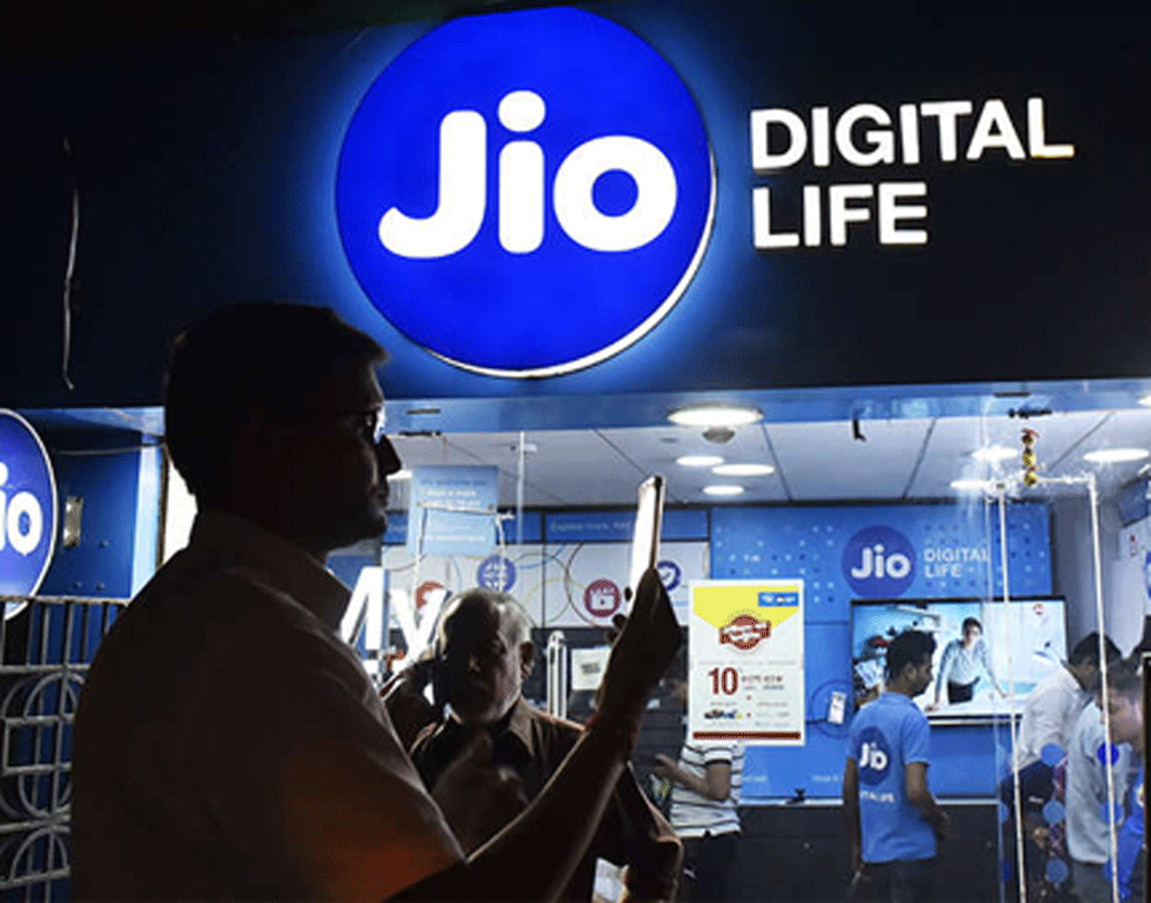 ৫৬ দিনের ভ্যালিডিটিতে ৩৯৯ টাকার রিচার্জে মিলবে দেড় জিবি ডেটা এবং ২০০০ মিনিট ফ্রি টকটাইম। ৪৪৪ টাকা দিয়ে রিচার্জ করলে প্রতিদিন দুই জিবি ডেটা এবং ২০০০ মিনিট ফ্রি টকটাইমের সুবিধা মিলবে।