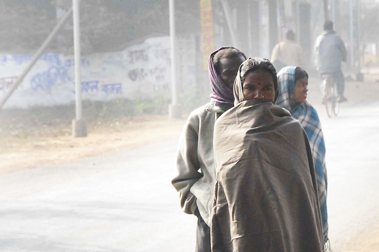 সকাল থেকেই কনকনে শীতের আমেজ অনুভূত হচ্ছে। সকালের দিকে কুয়াশার পরিমাণও অনেকটা বেশি ছিল। তবে বেলা বাড়ার সঙ্গে সঙ্গে কুয়াশা কমেছে।