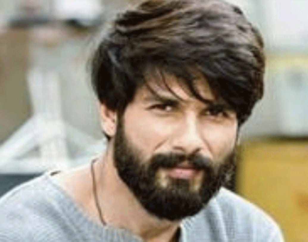 এই অনলাইন সমীক্ষায় দ্বিতীয় স্থানে রয়েছেন শাহিদ কপূর, তৃতীয় স্থানে রয়েছেন টেলিভিশন অভিনেতা ভিভিয়ান দিসেনা।