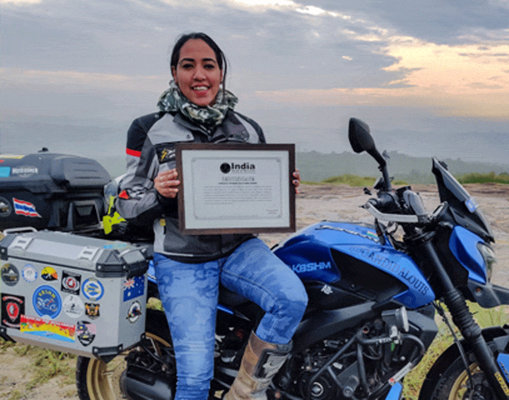 কর্নাটকের ছোট শহর হুবলির বাসিন্দা ক্যানডিডা লুইস। ভারতের প্রায় সব রাজ্যই বাইকে করে ঘুরে দেখা হয়ে গিয়েছে তাঁর। টানা ৩৪ হাজার কিলোমিটার বাইক চালানোর অভিজ্ঞতা রয়েছে তাঁর। ইতিমধ্যে বিশ্বের ৭টা দেশও ঘুরে দেখা হয়ে গিয়েছে ক্যানডিডার।