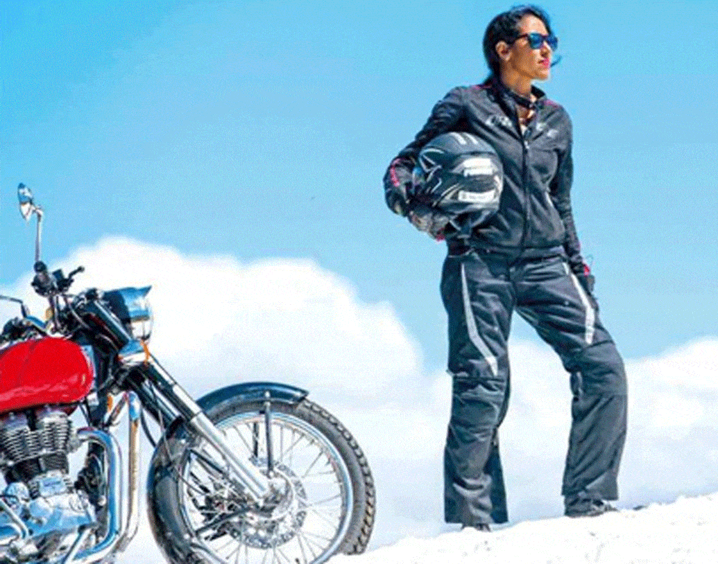 অফিসে চার দেওয়ালের মধ্যে কিছুতেই ভাল লাগত না তাঁর। সারাদিন জানলা দিয়ে বাইরে তাকিয়ে থাকতেন আর ভাবতেন, তিনি কবে মুক্ত পাখির মতো সারা বিশ্ব ঘুরে বেড়াতে পারবেন!