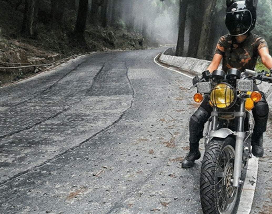 একদিন বাবা-মার কাছে গিয়ে জানিয়ে দেন নিজের ইচ্ছার কথা। এত ভাল চাকরি ছেড়ে বাইক চালানোটাই পেশা করতে চাইছে মেয়ে! হতবাক হয়েছিলেন তাঁরা।