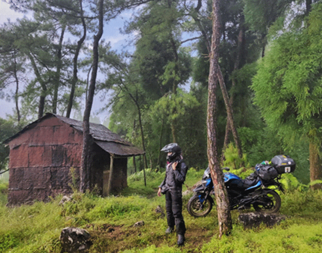 কিন্তু মেয়ের ইচ্ছার সামনে অন্তরায় হয়ে দাঁড়াননি। ২০১৬ সালে তাঁর বাবা-ই জন্মদিনে তাঁকে একটি বাইক উপহার দেন। ২০১৮ সালে বাইকে চেপে বেঙ্গালুরু থেকে সিডনি যাওয়ার রেকর্ড করে ফেলেন তিনি।