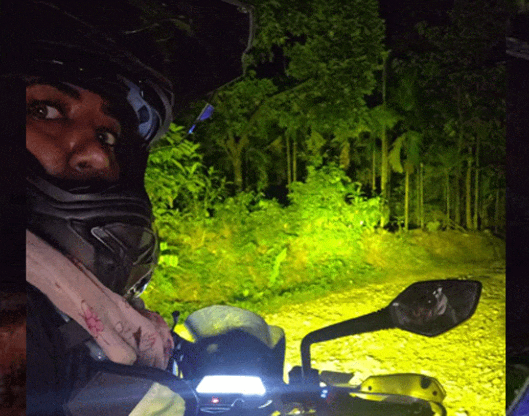 ক্যানডিডা এই মুহূর্তটাকে স্মরণীয় করে রাখার জন্য জঙ্গলের মধ্যে কয়েকটা সেলফি তুলেছিলেন। পরে হোটেলে পৌঁছে তিনি ক্যামেরা চার্জ দিয়ে ছবিগুলো দেখার সময় চমকে যান। তাঁর ঠিক পাশেই অদ্ভুত একটা ছায়ার ছবি উঠেছিল। ঠিক যেন কোনও মানুষের ছায়া। কিন্তু জঙ্গলে তিনি একাই ছিলেন!