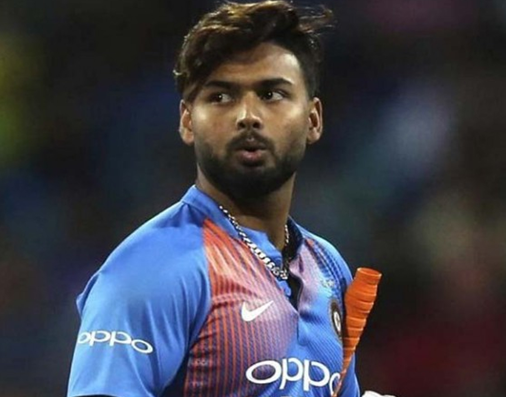 ঋষভ পন্থ: আরও একবার নিজেকে প্রমাণের সুযোগ পেয়েছেন দিল্লির উইকেটকিপার। মহেন্দ্র সিংহ ধোনির উত্তরসূরি হিসেবে একসময় চিহ্নিত হচ্ছিলেন তিনি। কিন্তু ধারাবাহিকতার অভাব, উইকেট ছুড়ে দিয়ে আসার প্রবণতা, উইকেটকিপিংয়েও দুর্বলতা প্রভৃতি কারণে দলের আস্থা ক্রমশ কমছে তাঁর উপরে। পন্থ কি পারবেন সমালোচকদের জবাব দিতে?