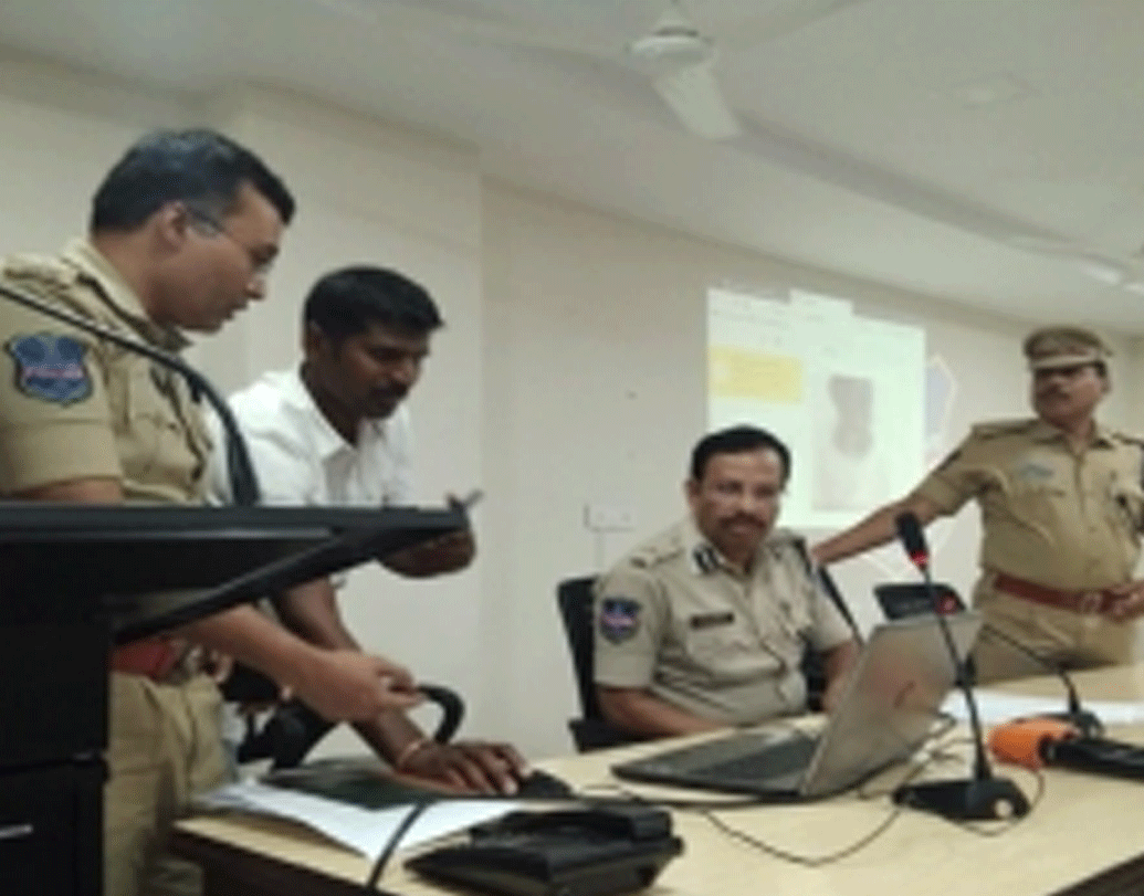 ২০০৮ সালে তিনি তেলঙ্গানার ওয়াড়াঙ্গলের পুলিশ সুপার ছিলেন। সে সময়ও একই ধরনের খবরের জন্য শিরোনামে উঠে এসেছিলেন তিনি।