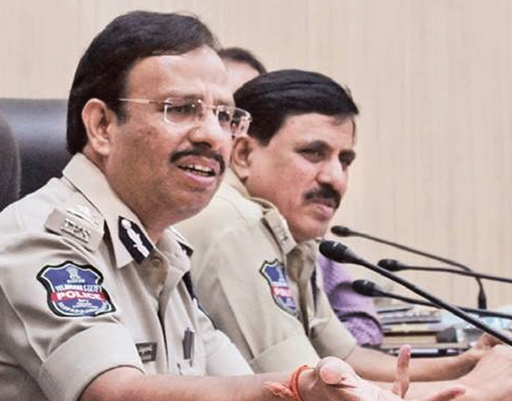 ওয়াড়াঙ্গলের মামনুরের কাছে ২০০৮ সালের ডিসেম্বরে এনকাউন্টারে মৃত্যু হয়েছিল শ্রীনিবাস, হরিকৃষ্ণ এবং সঞ্জয় নামে তিন অভিযুক্তের। এরা তিনজনই এক তরুণীর উপর অ্যাসিড হামলা এবং খুনের ঘটনায় অভিযুক্ত ছিল।