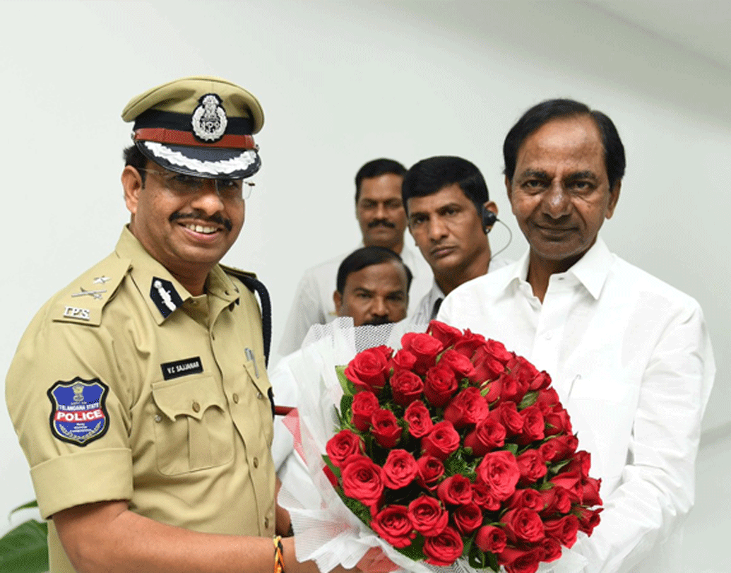 শামসাবাদে তরুণী চিকিত্সকের গণধর্ষণের ঘটনার পুনর্নির্মাণ করতে যে ভাবে চার অভিযুক্তকে ঘটনাস্থলে নিয়ে যাওয়া হয়েছিল, ২০০৮ সালেও ওই তিন অভিযুক্তকে প্রায় একই ভাবো ঘটনাস্থলে নিয়ে যাওয়া হয়।