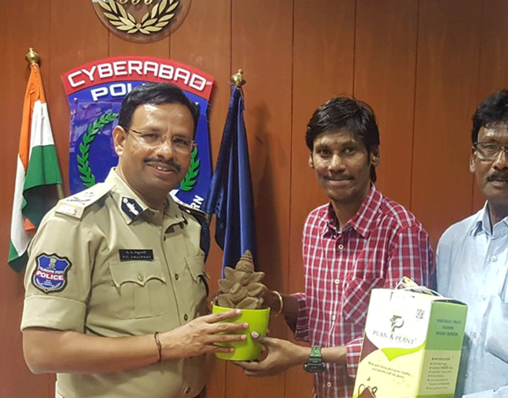 ২০০৮-এর ডিসেম্বর এবং ২০১৯ সালের ডিসেম্বর। মাঝে অনেকটা সময়ের ফারাক রয়েছে। কিন্তু দুই ক্ষেত্রেই যেন একই ধরনের ঘটনা ঘটে গেল সাইবরাবাদের বর্তমান পুলিশ কমিশনার ভিসি সজ্জনার অধীনে।