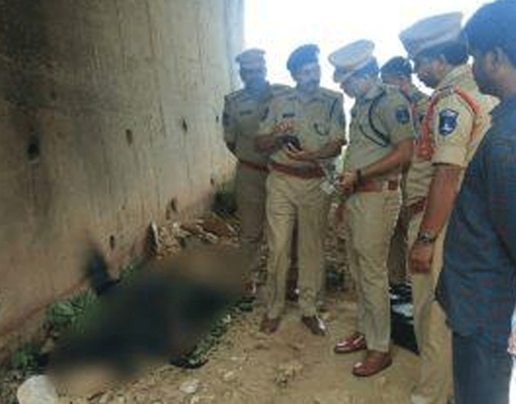 ২০০৮ সালেও সংবাদমাধ্যমে তিনি দাবি করেছিলেন, ঘটনার পুনর্নির্মাণের জন্য ঘটনাস্থলে নিয়ে যাওয়ার সময় ওই তিন অভিযুক্ত পালানোর চেষ্টা করে। আর তখনই পুলিশ গুলি চালাতে বাধ্য হয়। সে দিনও ঘটনাস্থলেই তিন অভিযুক্তের মৃত্যু হয়েছিল।