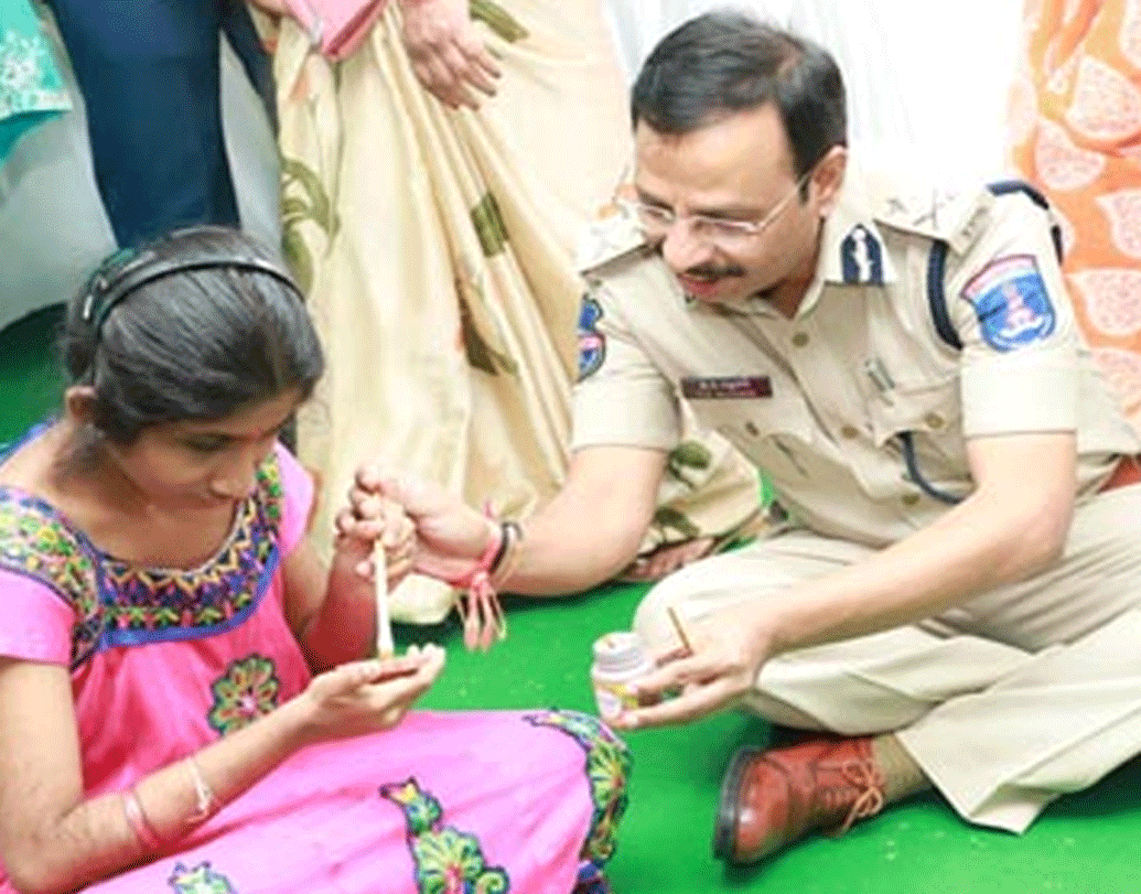 আর ২০১৯ সালেও একই দাবি করেছেন তিনি। জানিয়েছেন, হায়দরাবাদের তরুণী ওই চিকিত্সকের ধর্ষণ ও খুনে অভিযুক্তেরা পালানোর চেষ্টা করে। পুলিশের বন্দুকও ছিনিয়ে নেওয়ার চেষ্টা করে। আত্মরক্ষার তাগিদে তাদের এনকাউন্টার করা হয়।