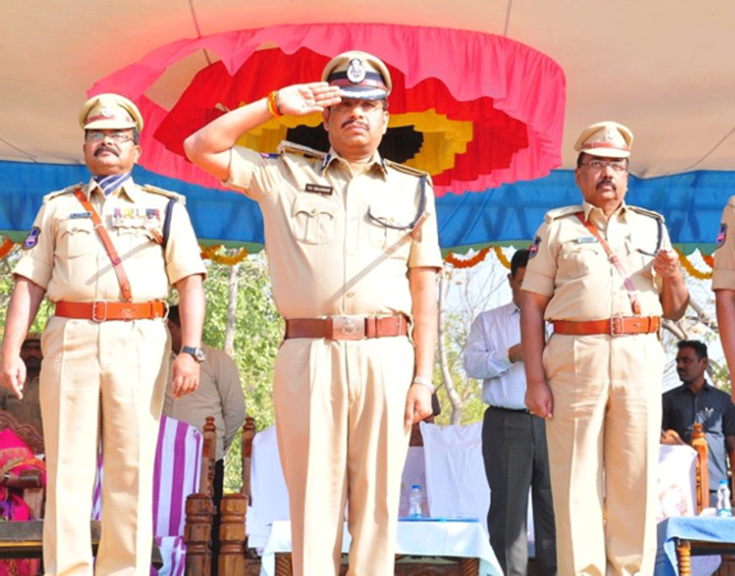 তাঁর অধীনে ঘটে যাওয়া এই দুটো এনকাউন্টারের ঘটনাকে তুলে ধরে সোশ্যাল মিডিয়া পুলিশ কমিশনার ভিসি সজ্জনার এখন ‘হিরো’। বিরুদ্ধ মতামতও অবশ্য ঘুরছে সোশ্যাল মিডিয়ায়।