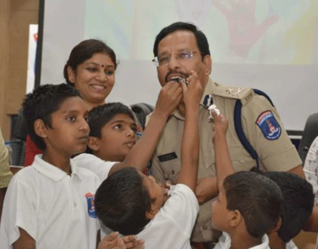 একদল মানুষ যেমন মনে তাঁকে ন্যায়বিচারের প্রতীক হিসাবে তুলে ধরছেন, এক শ্রেণির মানুষ আবার এই এনকাউন্টারকে সমর্থন না করে ভারতের বিচারব্যবস্থার উপরে ভরসা রাখছেন।