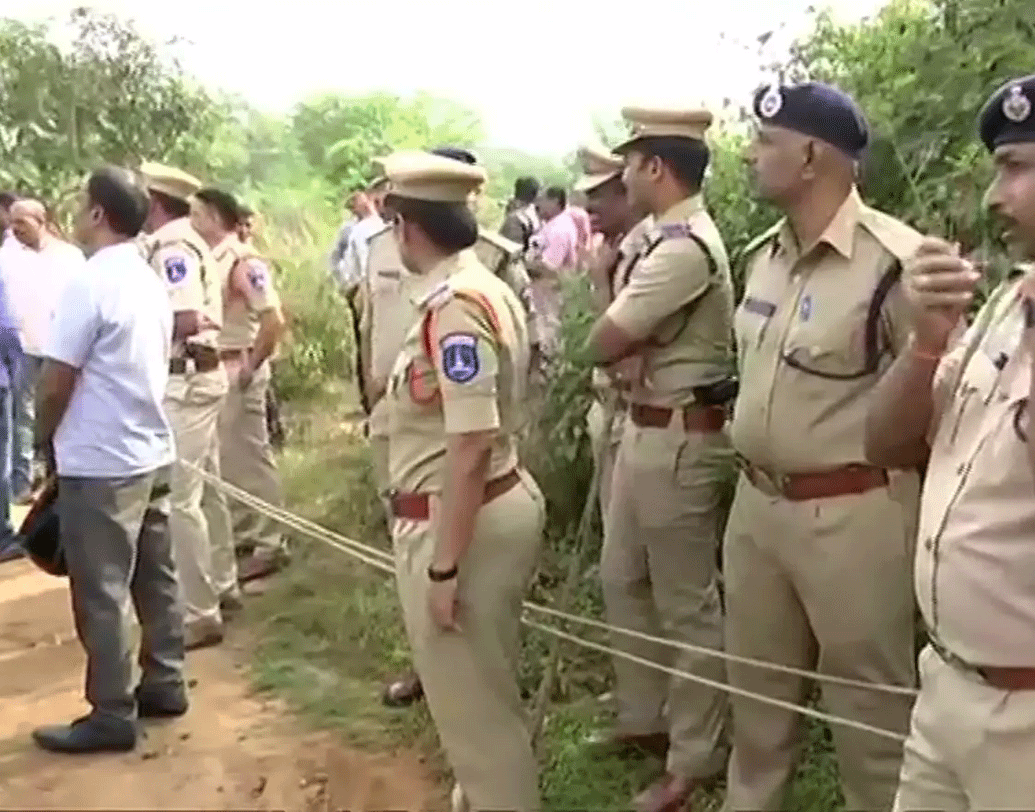 শুক্রবার কাকভোরে হায়দরাবাদের তরুণী চিকিৎসকের ধর্ষণ ও খুনে অভিযুক্তদের এনকাউন্টারে মৃত্যুর পর এই নিয়ে হইচই পড়ে গিয়েছে দেশ জুড়ে। তবে এই প্রথম এনকাউন্টারের ঘটনা ঘটল না। এর আগেও দেশজুড়ে এমন একাধিক এনকাউন্টার হয়েছে। তারই কয়েকটি উল্লেখ করা হল।