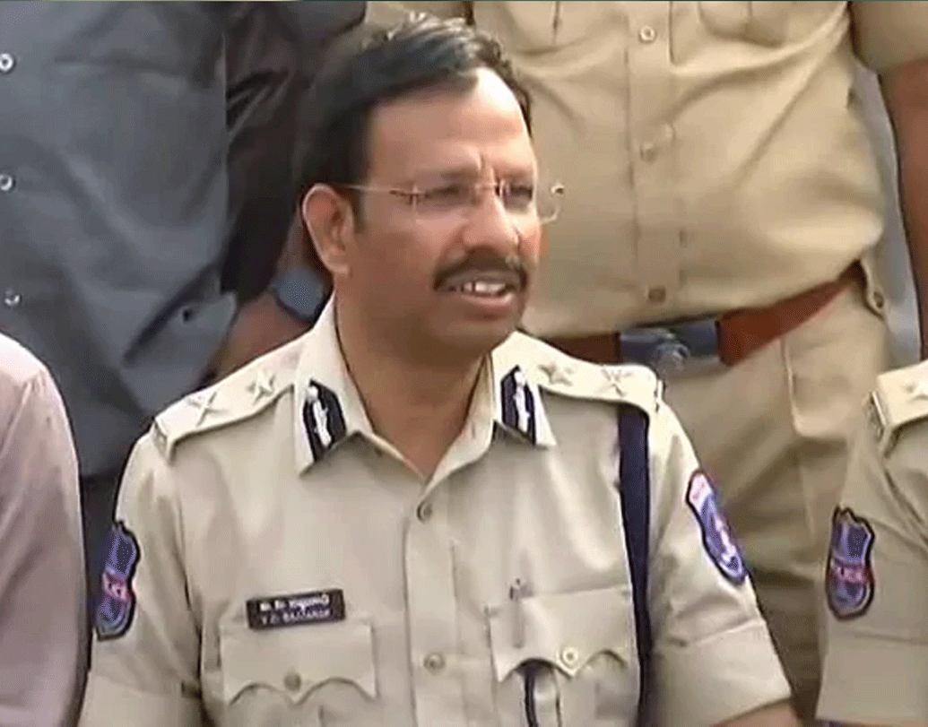 ২০০৮ সাল। ওয়ারাঙ্গলের এসপি তখন ভিসি সজ্জনার। এক তরুণীর উপর অ্যাসিড হামলা এবং খুনের অভিযোগে তিন যুবককে গ্রেফতার করে পুলিশ।