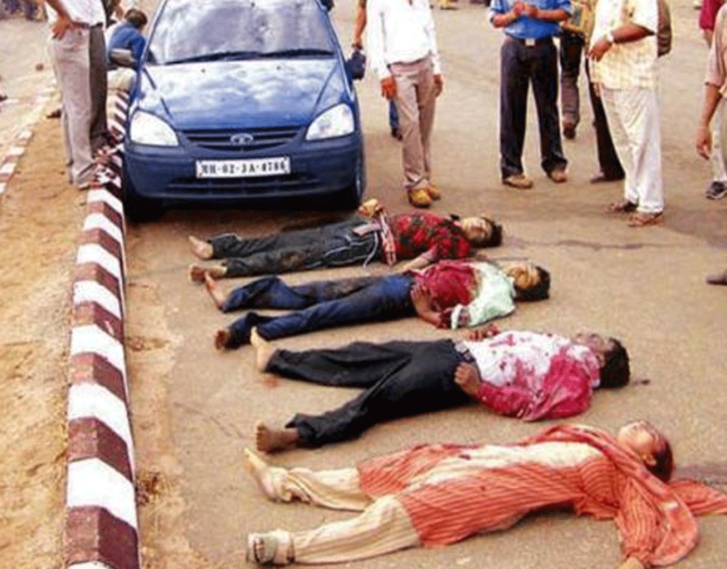 তার আগে ২০০৪ সালে একটি এনকাউন্টারের ঘটনা গোটা দেশকে নাড়িয়ে দিয়েছিল। ইশরাত জাহান এবং তাঁর সঙ্গীদের এনকাউন্টারের ঘটনা।