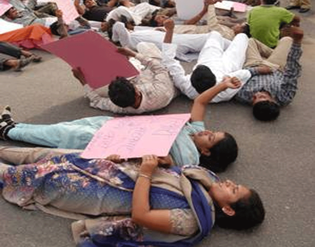 ইশরাত ও তাঁর তিন সঙ্গীকে সন্ত্রাসবাদী তকমা দিয়ে গুজরাত পুলিশ গুলি করে মারে তাঁদের। তাঁরা নাকি সে সময় গুজরাতের মুখ্যমন্ত্রী নরেন্দ্র মোদীকে খুনের ছক কষেছিলেন।