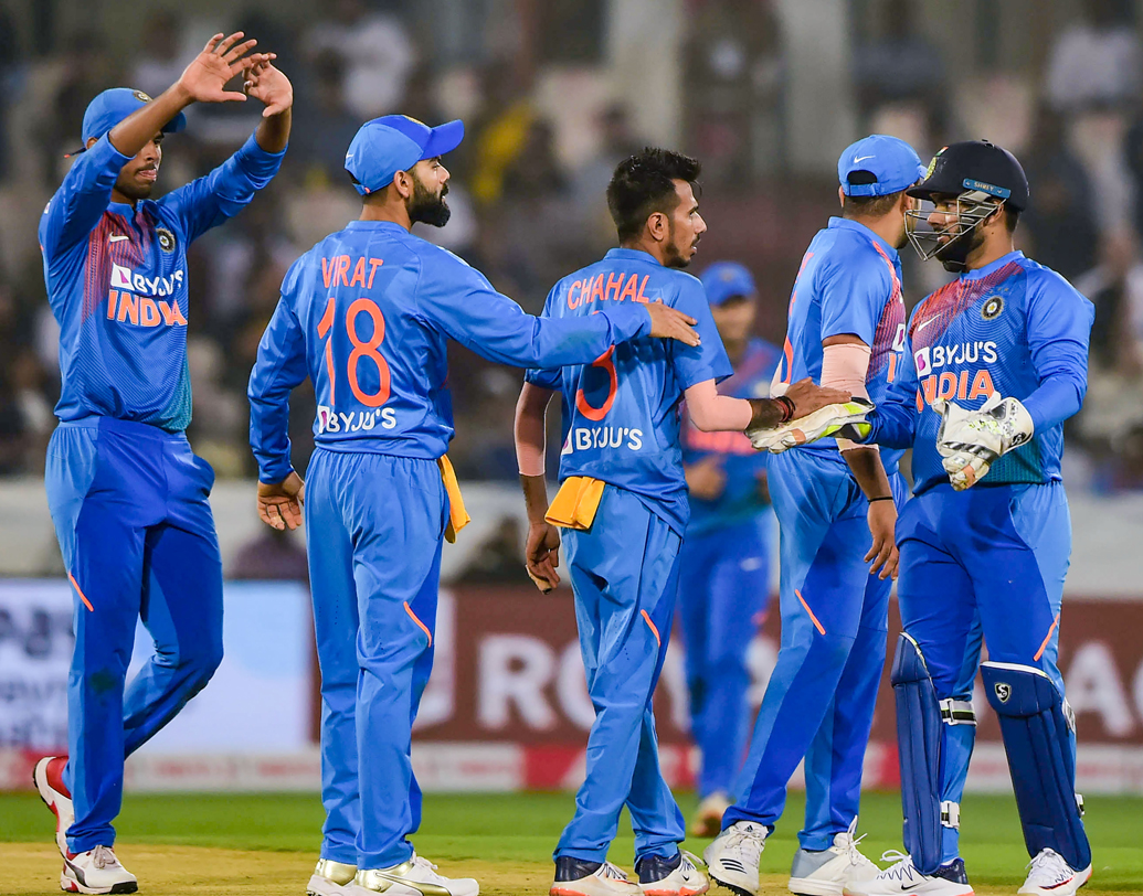 ভারত যে তিন বার দু’শোর বেশি রান তাড়া করে জিতেছে, তার প্রতিটিই এসেছে দেশের মাঠে। সফরকারী দল এই ফরম্যাটে ভারতে মোট চার বার দু’শোর বেশি রান তুলেছে। তার মধ্যে তিন বার তা তাড়া করে জিতেছে টিম ইন্ডিয়া।