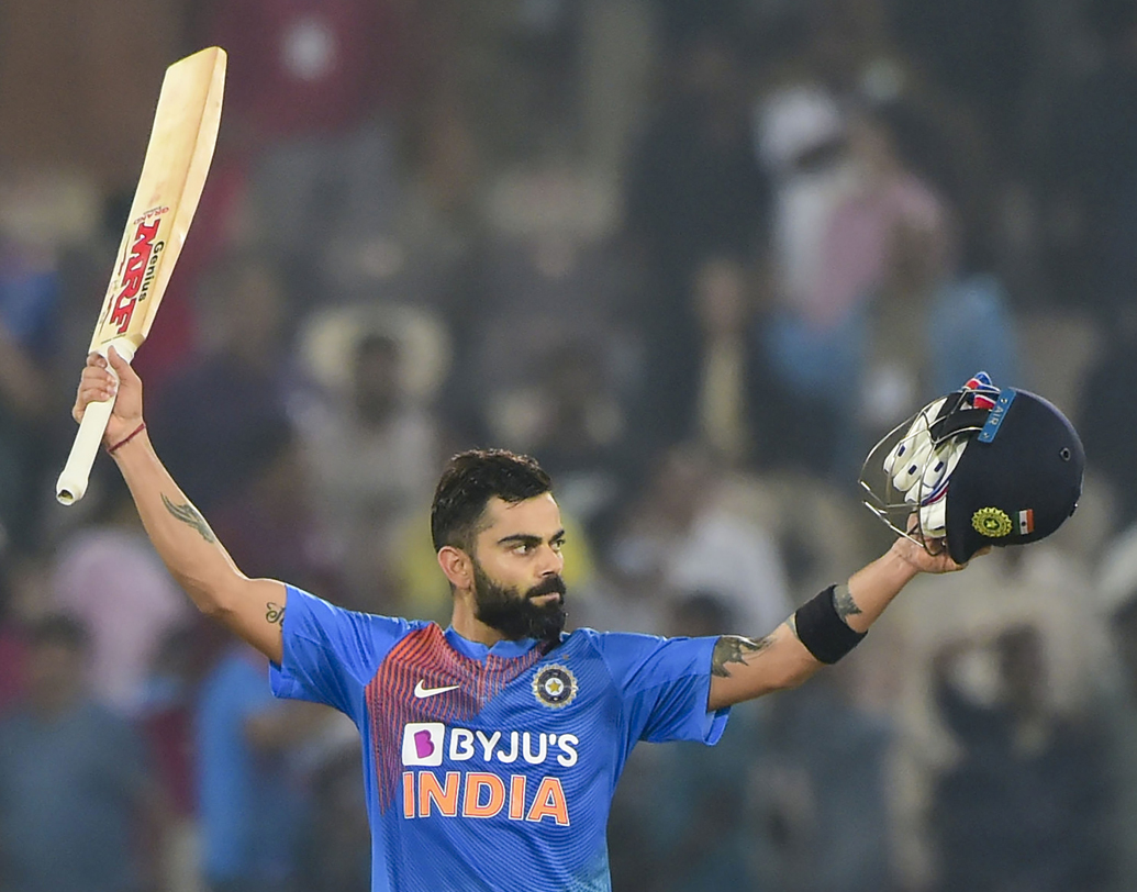 এই ইনিংসে বিরাট ছয়টি ছক্কা মেরেছেন। যা তাঁর কেরিয়ারে যুগ্ম ভাবে এক ইনিংসে সর্বাধিক ছয়। আন্তর্জাতিক টি২০-তে ২৩ হাফ-সেঞ্চুরি করে ফেললেন তিনি। এই রেকর্ড বিশ্বে আর কোনও ক্রিকেটারের নেই।