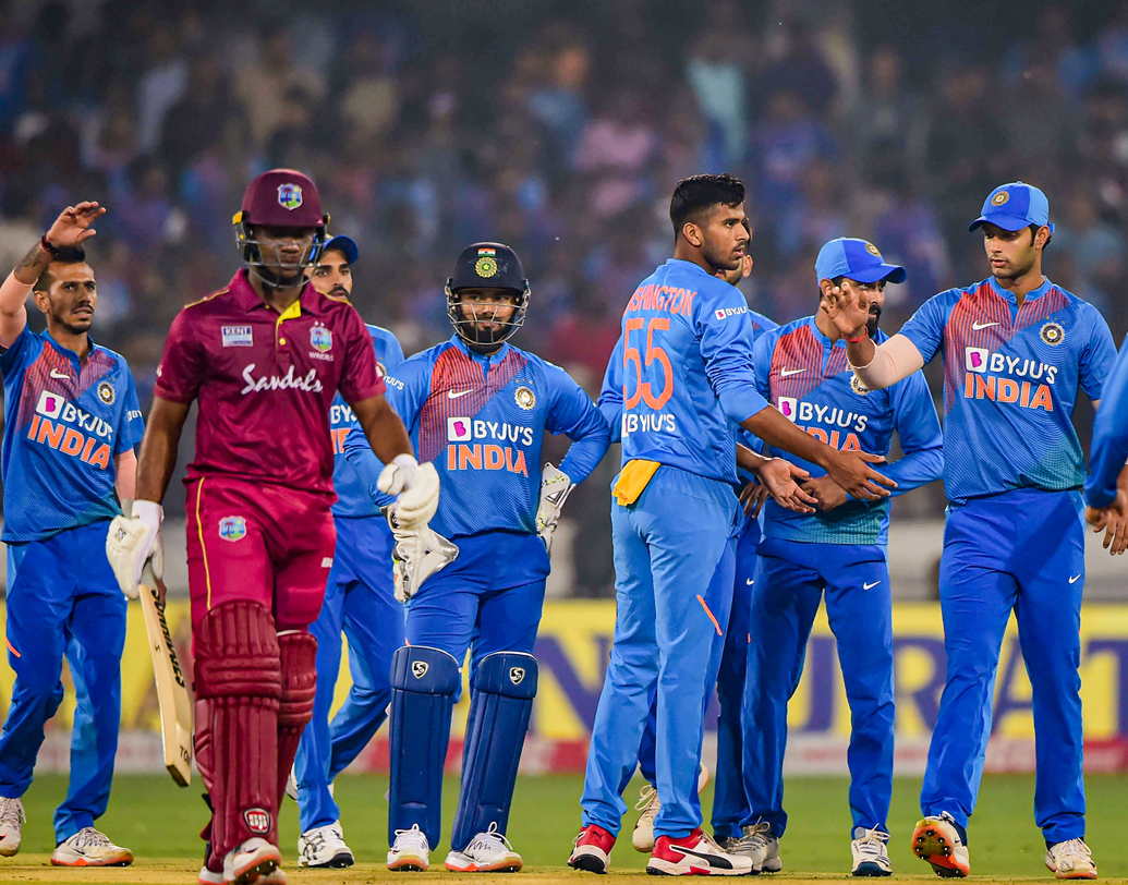 ঘরের মাঠে ২০১৬ সাল থেকে ধরলে রান তাড়া করে ভারত জিতেছে ১০ ম্যাচ, হেরেছে দুটোতে। দুটো হারই এসেছে নিউজিল্যান্ডের বিরুদ্ধে। এই মরসুমে দেশের মাঠে ভারত দক্ষিণ আফ্রিকার বিরুদ্ধে ও বাংলাদেশের বিরুদ্ধে মোট দুটো টি-টোয়েন্টিতে হেরেছে। কিন্তু তার প্রতিটাতেই প্রথমে ব্যাট করে হারতে হয়েছে।