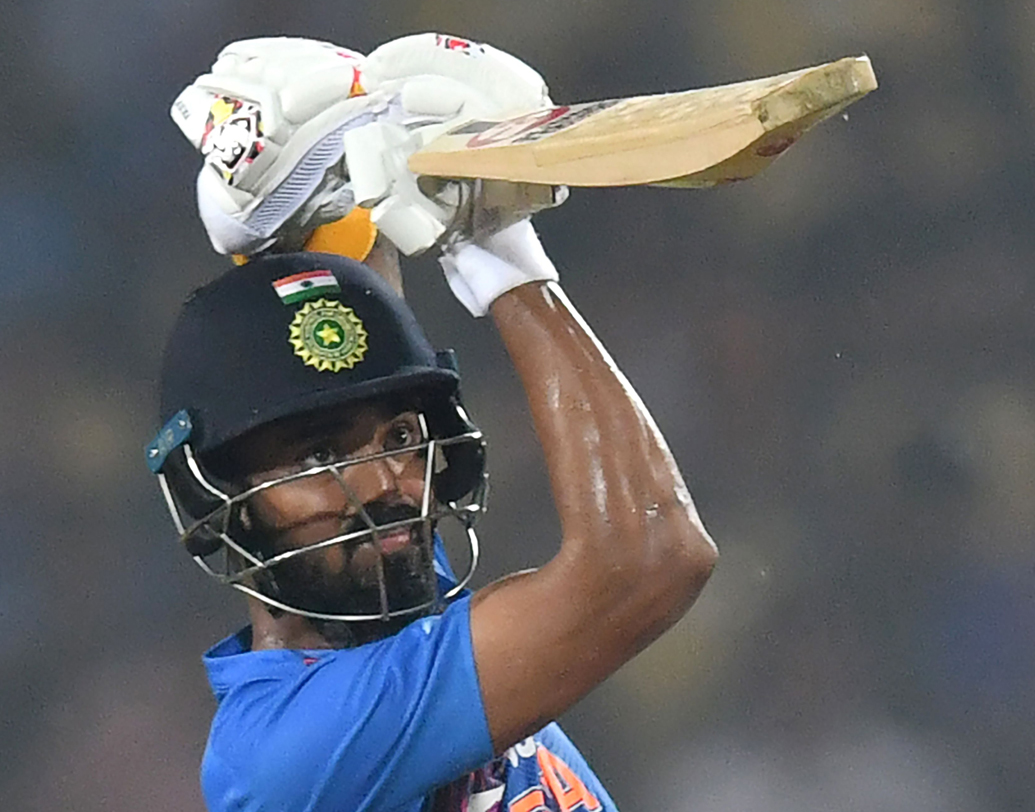 টি-টোয়েন্টি আন্তর্জাতিকে হাজার রান পূর্ণ করলেন লোকেশ রাহুল। তাঁর চেয়ে কম ইনিংসে হাজার রান করেছেন মাত্র দু’জন—পাকিস্তানের বাবর আজম (২৬ ইনিংস) ও বিরাট কোহালি (২৭ ইনিংস)। রাহুলের মতো ২৯ ইনিংস নিয়েছিলেন অস্ট্রেলিয়ার অ্যারন ফিঞ্চও। ভারতের সপ্তম ব্যাটসম্যান হিসেবে এই ফরম্যাটে হাজার রান করলেন কর্নাটকি।