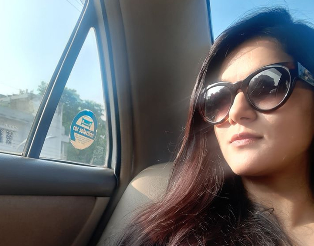 পড়াশোনার পাশাপাশি তিনি কত্থক, মণিপুরী এবং ভরতনাট্যমের প্রশিক্ষণ নিয়েছেন। নজরুলগীতির সুগায়িকা মিথিলার অন্য শখ হল ছবি আঁকা এবং অভিনয়। শিশুশিল্পী হিসেবে অভিনয়ও করেছেন পিপলস থিয়েটার গ্রুপে।