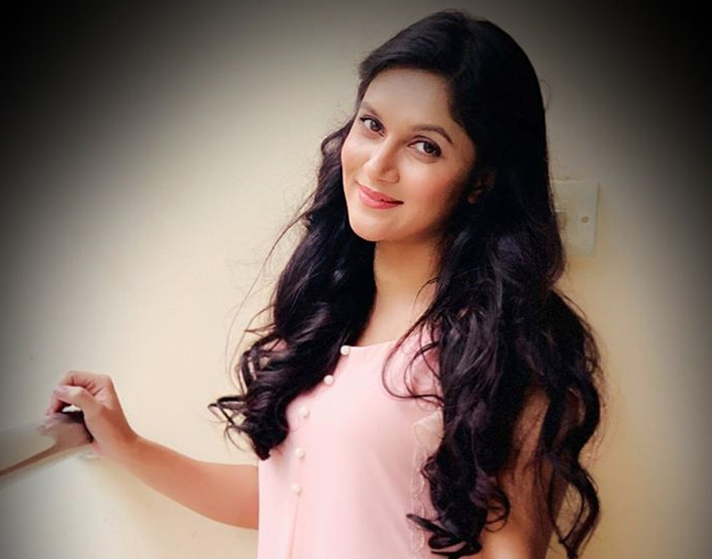 বাংলাদেশের বহুল প্রচারিত সংবাদপত্র ‘প্রথম আলো’-য় মিথিলা জানিয়েছেন, অনেক আগে কমন বন্ধুবান্ধবের মাধ্যমে সৃজিতের সঙ্গে তাঁর আলাপ। ব্যক্তিগত সম্পর্ক তাঁরা বরাবর আড়ালেই রাখতে চেয়েছেন।