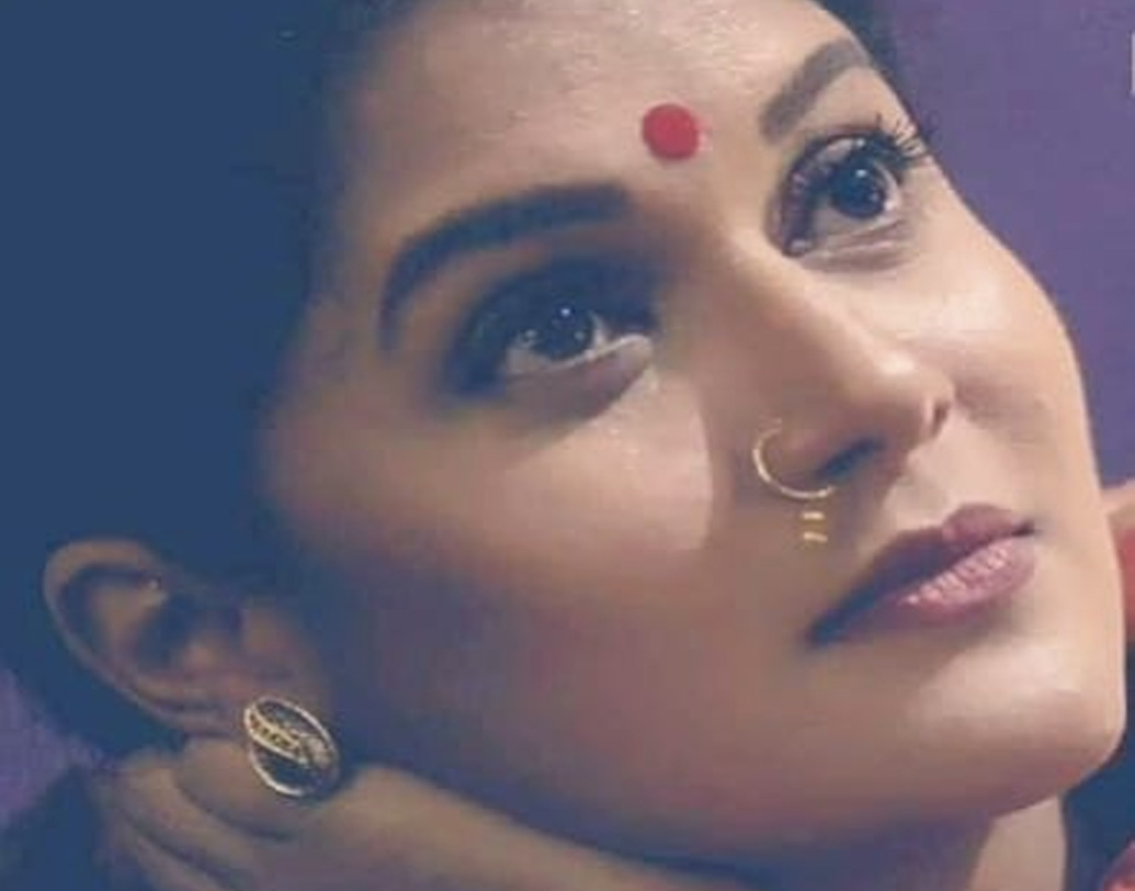 মিথিলা আরও জানিয়েছেন, শনিবার তিনি আর সৃজিত উড়ে যাচ্ছেন জেনেভা। সেখানে একটি বিশ্ববিদ্যালয়ে মিথিলার পিএইচডি রেজিস্ট্রেশন করতে হবে। তারপর একটু বেড়ানো। কাজপাগল এই জুটির আপাতত এটাই মধুচন্দ্রিমার পরিকল্পনা।