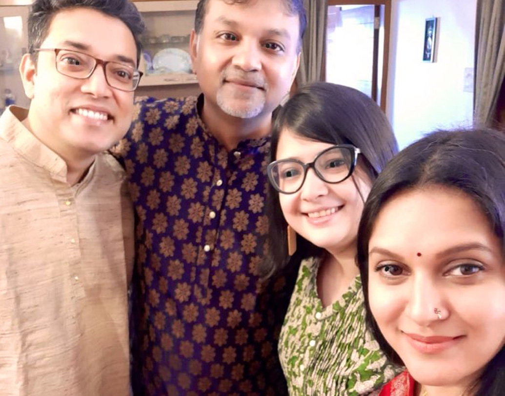 মিথিলা বাংলাদেশের অভিনেত্রী-মডেল-গায়িকা-সমাজকর্মী। সৃজিতের সঙ্গে তাঁর আলাপ অনেক দিনের। বন্ধুত্ব থেকে প্রেম। শুক্রবার সৃজিতের দক্ষিণ কলকাতার ফ্ল্যাটে চার হাত এক হল। ঘরোয়া অনুষ্ঠানে আমন্ত্রিত ছিলেন টালিগঞ্জের চেনা মুখ। একান্ত ঘনিষ্ঠদেরই নিমন্ত্রণ করেছিলেন সৃজিত।