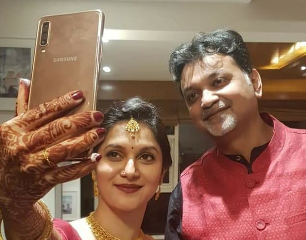 ছিমছাম অনুষ্ঠানের সঙ্গে বর কনের সাজও ছিল মানানসই। সৃজিত পরেছিলেন লাল জহরকোট এবং লাল পাঞ্জাবি। মিথিলার পরনে ছিল লাল ঢাকাই জামদানি। কানে-হাতে-গলায়-কপালে সোনার হাল্কা গয়না। দু’হাতে ঘন মেহেন্দির প্রলেপ।