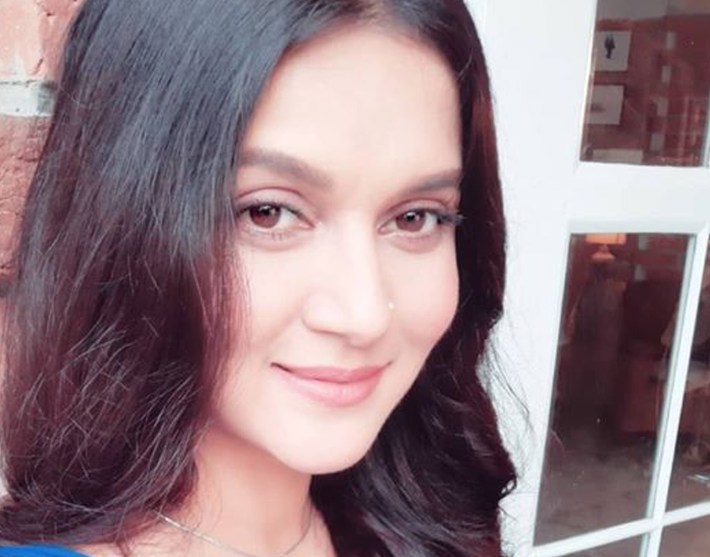 শুক্রবার সকালেই বাংলাদেশি দৈনিক ‘প্রথম আলো’কে মিথিলা জানিয়েছিলেন, বিয়ের সাজ, মেকআপ নিজেই করবেন তিনি। কিছু দিন আগে সৃজিত যখন ঢাকায় গিয়েছিলেন তখন হবু বরের জন্য অনেক কেনাকাটা সেরে নিয়েছিলেন মিথিলা।