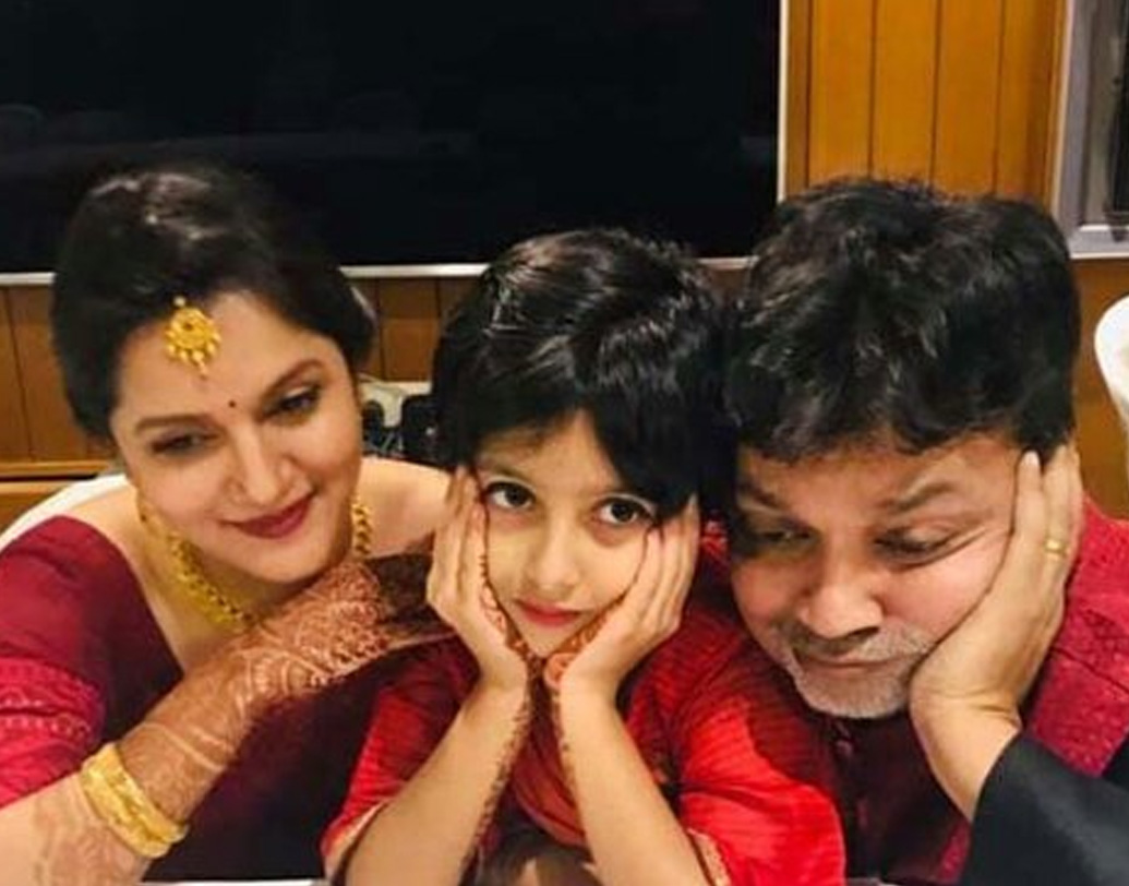 এ বারেও নাকি কলকাতা আসার সময় বাংলাদেশ থেকে পদ্মার ইলিশ এনেছেন মিথিলার বাবা-মা। সঙ্গে এসেছে মিথিলার ছোট্ট মেয়ে আইরাও। বিয়ের অনুষ্ঠানে আইরা ছিল প্রধান আকর্ষণ।