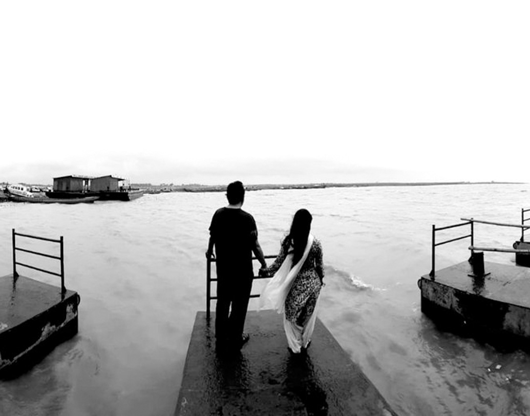 পোস্টের সঙ্গে ছবিটিও বেশ অর্থবহ। সাদাকালো সে ছবিতে নদীর পাশে হাত ধরে দাঁড়িয়ে সৃজিত-মিথিলা। তাঁদের সামনে নদীর জলে চলছে ঢেউয়ের ভাঙাগড়া।