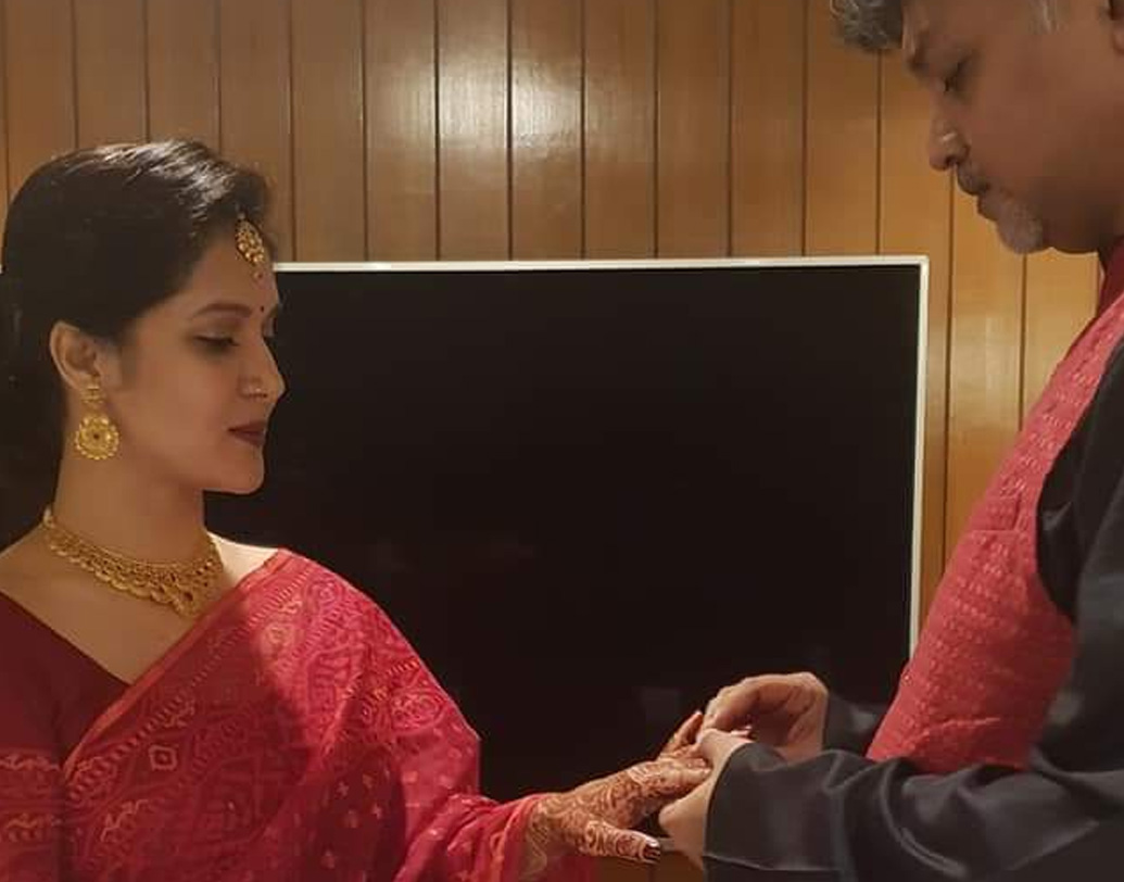 অব্যক্ত প্রেমের সাক্ষী সেই পোস্টে এসেছে অনুরাগীদের হাজারো কমেন্ট এবং শুভেচ্ছা বার্তা। পরে বিয়ের ছবিতেও এসেছে অজস্র শুভেচ্ছাবার্তা। টলিউডের এই সেলেব জুটির জীবনে নতুন যাত্রার সূচনায় অভিনন্দন জানিয়েছেন সবাই।